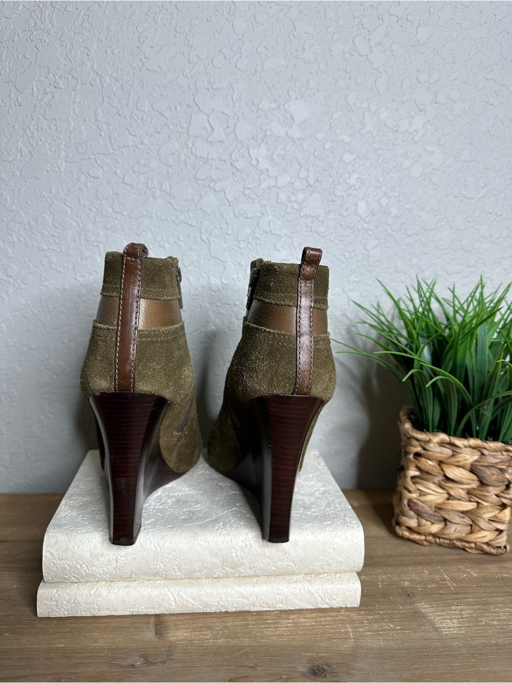 Tory Burch olive green suede wood wedge ankle boot with gold TT accent. Size 8.5 - Picture 8 of 15